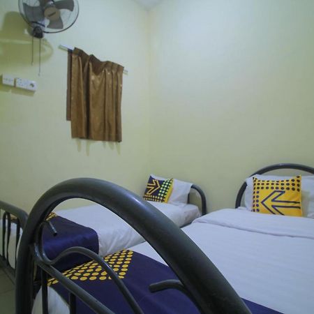 SPOT ON 2305 Andys Nur Penginapan Dumai Bagian luar foto