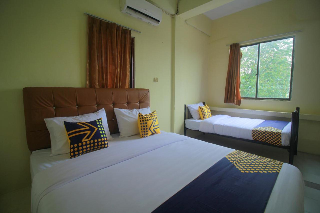 SPOT ON 2305 Andys Nur Penginapan Dumai Bagian luar foto