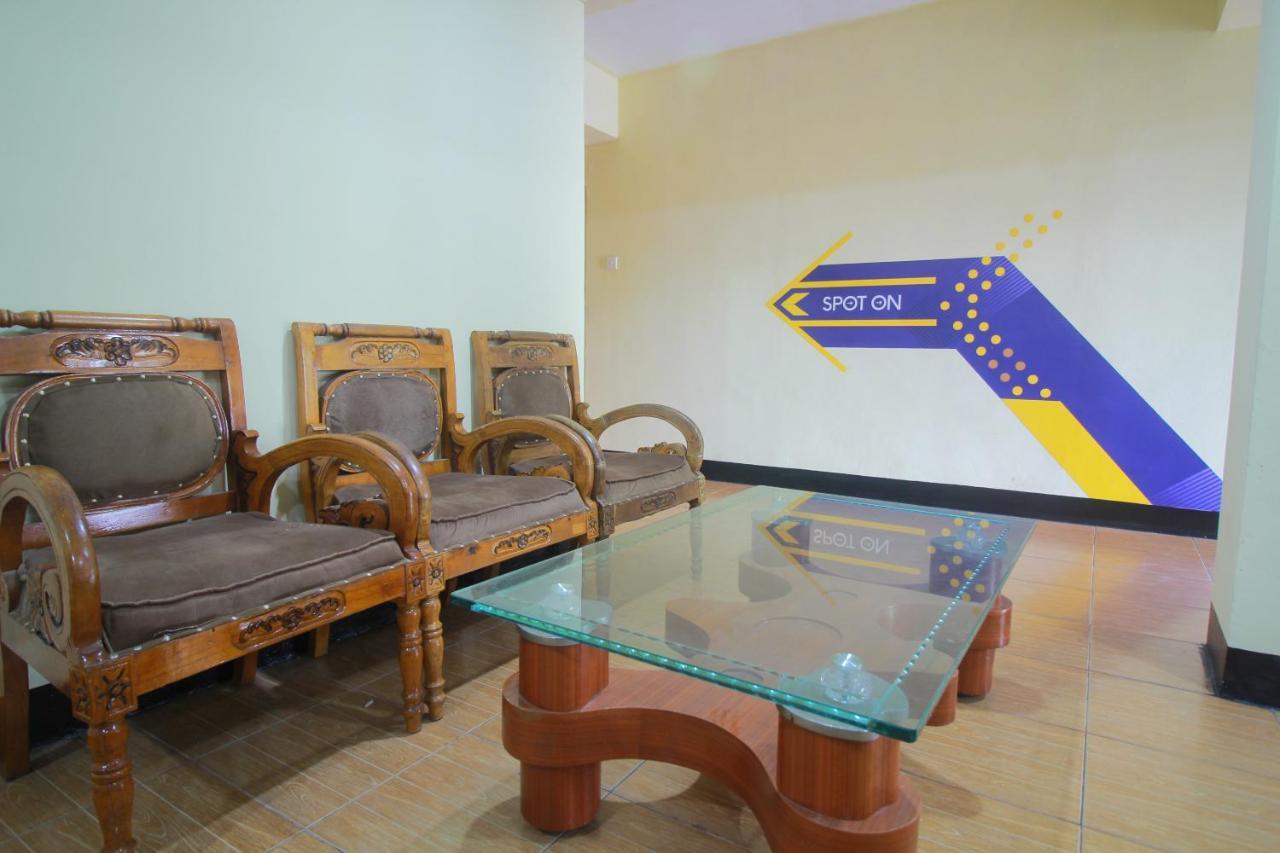 SPOT ON 2305 Andys Nur Penginapan Dumai Bagian luar foto